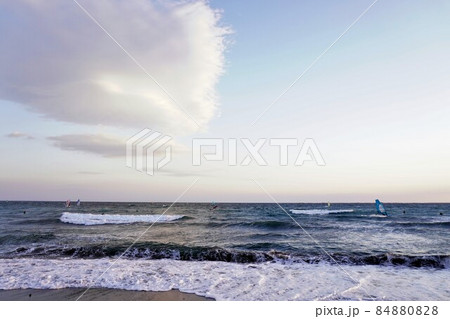茅ヶ崎海岸　冬の夕暮れ時　 84880828