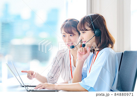 ヘッドセットを付けた笑顔のオペレーター 84880971