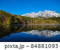 晩秋の戸隠連峰と鏡池 84881093