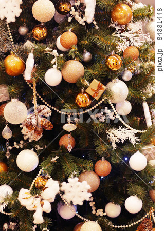 decorated xmas tree Christmas background 84881448