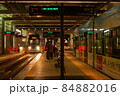 路面電車を待つ人々 84882016