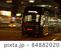 夜の街の中を走る路面電車 84882020