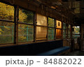 レトロな列車の中から見た秋の風景 84882022
