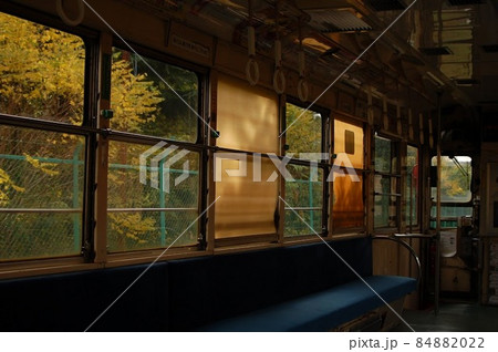 レトロな列車の中から見た秋の風景 レトロな列車の中から見た秋の風景 84882022