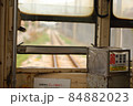 地方の列車の車内 84882023