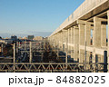 街に向かって伸びるレール 84882025