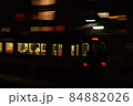 駅に向かって走る列車 84882026