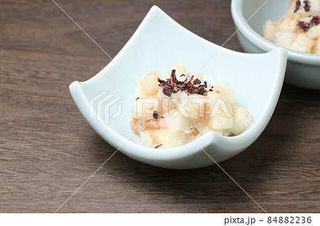 長芋の梅肉和えに手作りゆかりをトッピング 長芋の梅肉和えに手作りゆかりをトッピング 84882236
