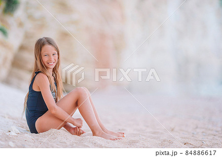 Adorable little girl have fun at tropical beach during vacation 84886617
