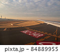 夕陽に照らされた羽田空港の滑走路 84889955