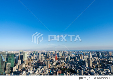 東京タワーと青空のある都市風景 84889991