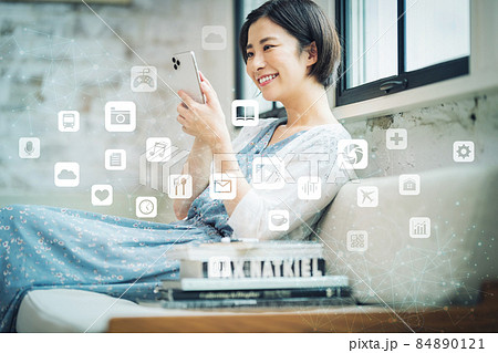スマホでアプリを使う女性 スマホでアプリを使う女性 84890121