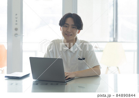 パソコンを見る若い男性 84890844