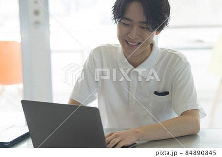 パソコンを見る若い男性 84890845