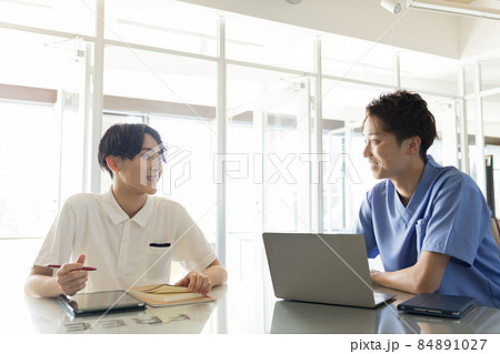 打ち合わせする医療従事者 打ち合わせする医療従事者 84891027