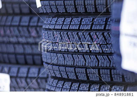 自動車のタイヤ 84891861