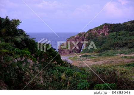 夕暮れのミーフガー（沖縄・久米島） 84892043