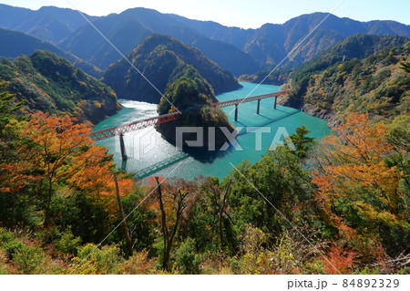 静岡県榛原郡川根本町　奥大井の接岨湖、半島にある奥大井湖上駅と奥大井レインボーブリッジ 84892329