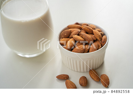 アーモンドとアーモンドミルク　イメージ 84892558