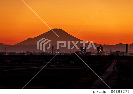 「埼玉県」荒川河川敷から望む美しい富士山 「埼玉県」荒川河川敷から望む美しい富士山 84893275
