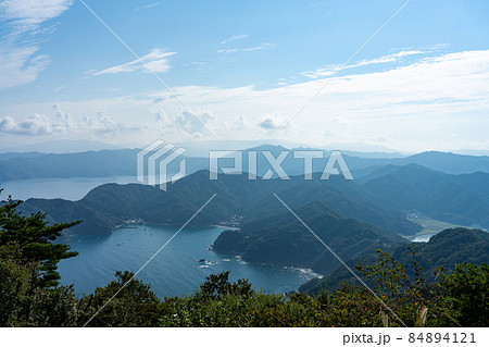 福井県小浜市 エンゼルライン第二展望所(内外海半島)からの景色 若狭湾方向 (10月) 福井県小浜市 エンゼルライン第二展望所(内外海半島)からの景色 若狭湾方向 (10月) 84894121