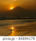 鵠沼海岸から望む富士山と夕景 84894176