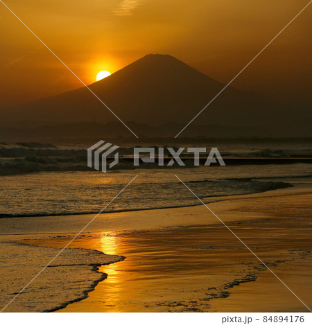 鵠沼海岸から望む富士山と夕景 84894176