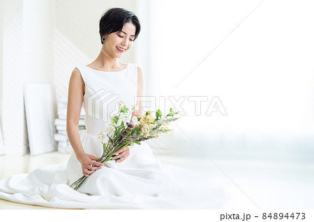 ウェディング　ブライダル　女性　花嫁　結婚 84894473