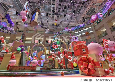 Christmas decorations at the Landmark shopping mall in Hong Kong. 8 Dec 2021 Christmas decorations at the Landmark shopping mall in Hong Kong. 8 Dec 2021 84894654