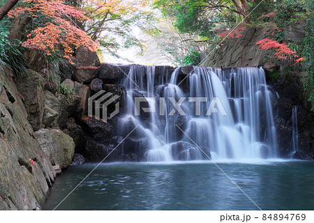 紅葉と滝 紅葉と滝 84894769