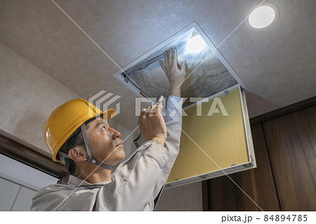 天井点検口から天井裏を点検する作業員 イメージ 天井点検口から天井裏を点検する作業員 イメージ 84894785