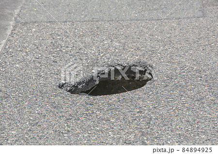 道路に空いた穴 84894925