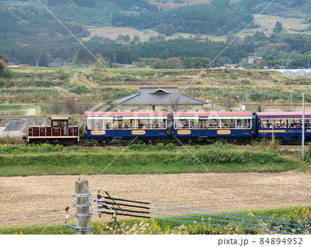 南阿蘇白川水源駅付近を走る南阿蘇鉄道トロッコ列車　熊本県阿蘇郡南阿蘇村白川 84894952