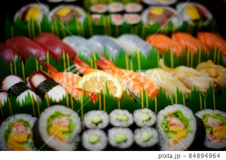 おいしい寿司に舌鼓 おいしい寿司に舌鼓 84894964