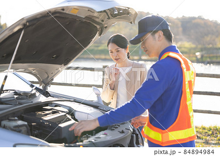 車が故障してロードサービスを呼んだミドル女性 84894984