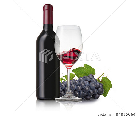 グラスに注がれた赤ワインとワインボトル、ぶどうの写真素材 [84895664
