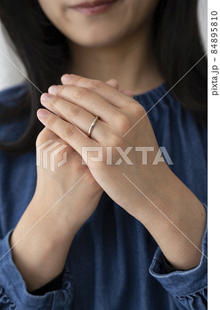 左手薬指に結婚指輪をしている若い女性 左手薬指に結婚指輪をしている若い女性 84895810