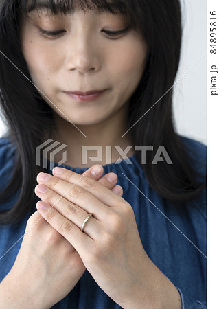 左手薬指に結婚指輪をしている若い女性の写真素材