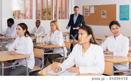 Medical students writing in notepads lesson 84896458