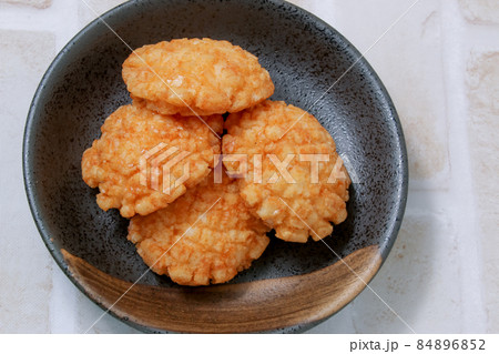 せんべい、お菓子、煎餅、和菓子、菓子、揚げ物、食べ物、和、日本伝統、焼いたお菓子 せんべい、お菓子、煎餅、和菓子、菓子、揚げ物、食べ物、和、日本伝統、焼いたお菓子 84896852