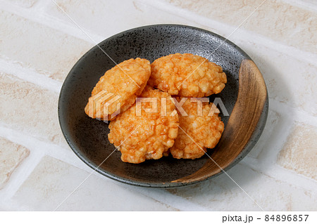 せんべい、お菓子、煎餅、和菓子、菓子、揚げ物、食べ物、和、日本伝統、焼いたお菓子 せんべい、お菓子、煎餅、和菓子、菓子、揚げ物、食べ物、和、日本伝統、焼いたお菓子 84896857