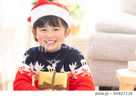 クリスマスプレゼント貰って微笑む女の子 クリスマスプレゼント貰って微笑む女の子 84897216