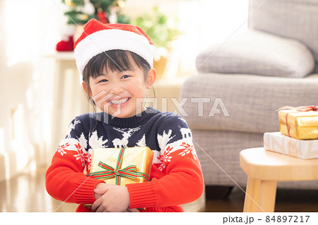 クリスマスプレゼント貰って微笑む女の子 クリスマスプレゼント貰って微笑む女の子 84897217