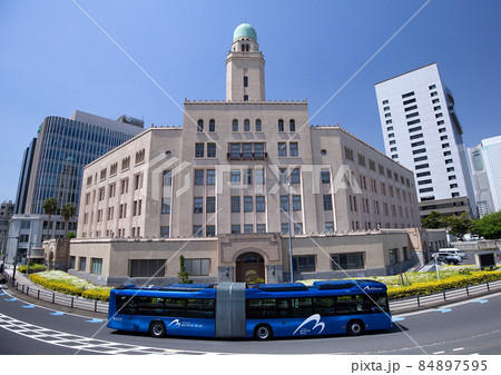 横浜市営交通　ベイサイド・ブルーと横浜税関 84897595