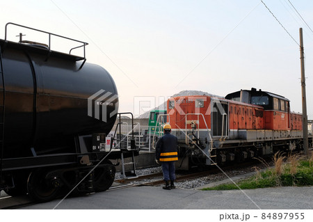 連結作業中の貨物列車 連結作業中の貨物列車 84897955