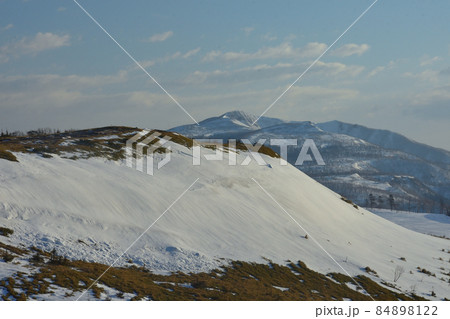 雪解けと斜里岳 84898122