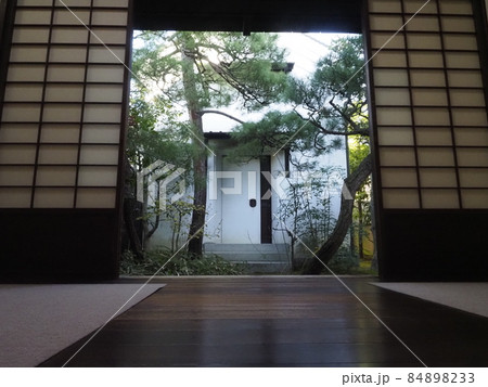 日本家屋の和室と蔵 84898233