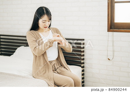 ベッドで手荒れ・湿疹に悩む日本人女性 ベッドで手荒れ・湿疹に悩む日本人女性 84900244