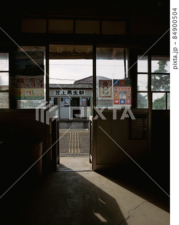 日の光が射し込む銚子電鉄の笠上黒生駅の改札口 日の光が射し込む銚子電鉄の笠上黒生駅の改札口 84900504