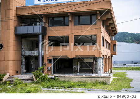 津波被害を受けた建物の入り口付近 84900703